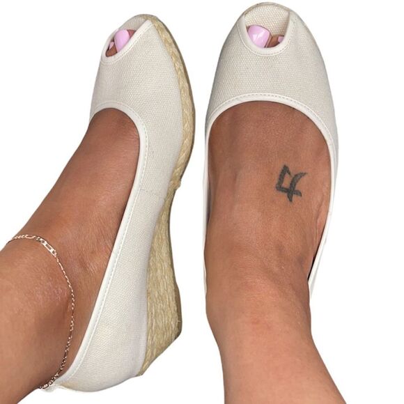 St. John’s Bay Women’s Cream Canvas Slip On Peep Toe Espadrille Wedge Flats 8 - Picture 2 of 14